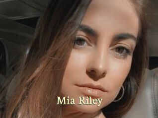 Mia_Riley
